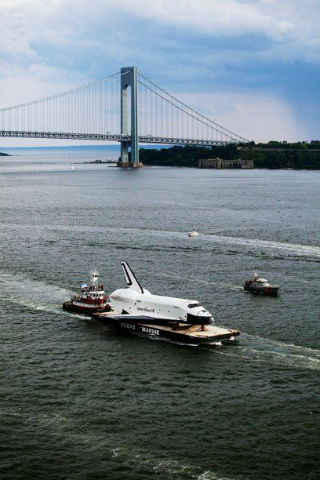 Cầu treo Verrazano-Narrows Bridge là cầu hai tầng bắc ngang qua vịnh New York và nối liền hai quận Staten Island và Brooklyn của thành phố này. Chỗ cầu bắc qua là chỗ hẹp nhất của vịnh New York, nên có tên “Narrows,” và cũng là chỗ phân ranh thượng nguồn và hạ nguồn của vịnh.