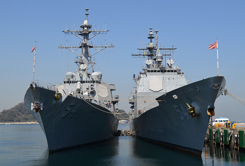 Tàu khu trục tên lửa DDG-54 USS Curtis Wilbur (bên ngoài) và tuần dương hạm CG-54 USS Antietam