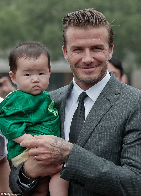 Được đích thân Beckham bế, 