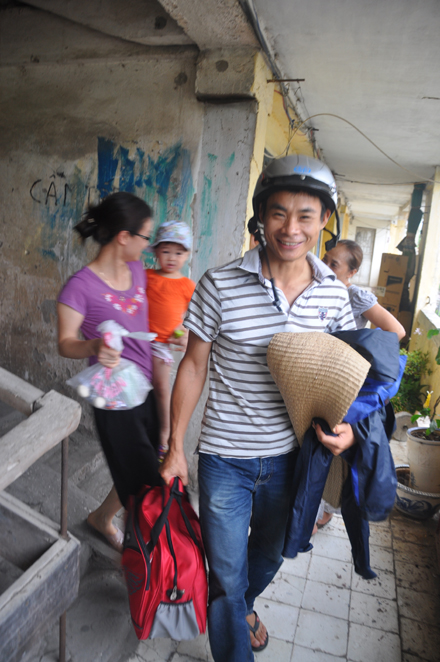 
	Người dân đi sơ tán khỏi khu chung cư 5 tầng (tổ 40, phường Quang Trung, TP. Thái Bình.