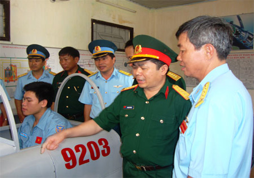  Đoàn kiểm tra Tổng cục Kỹ thuật tham quan ca-bin máy bay Iak-52 mô phỏng.