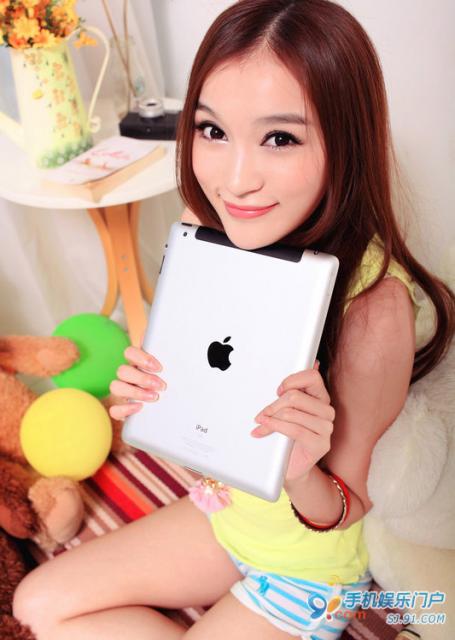 Thiếu nữ nuột nà bên ipad