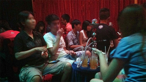 	Giới trẻ đến quán trà chanh hút shisha ở khu Lê Thị Riêng thường là giới tuổi teen.