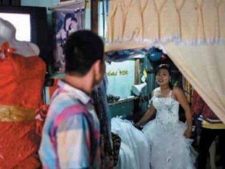 Anh Li Shipeng trong cửa hàng thử váy cưới với vợ chưa cưới A-ni, một cô gái Việt Nam. 