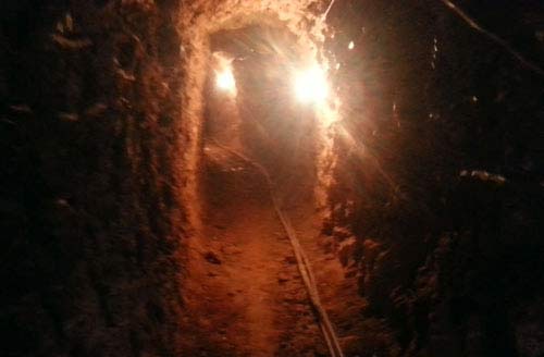 
	Đường hầm đào vàng khoét sâu vào hàng chục mét.