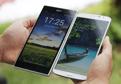 
	Xperia Z Ultra và Samsung Galaxy Mega 6.3 - 2 trong số những mẫu phablet lớn nhất hiện nay. Ảnh Phan Tuấn.