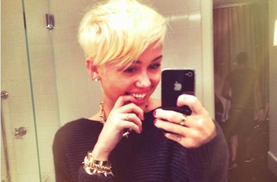 10 khoảnh khắc 'nổi loạn' đánh dấu sự trưởng thành của Miley Cyrus 