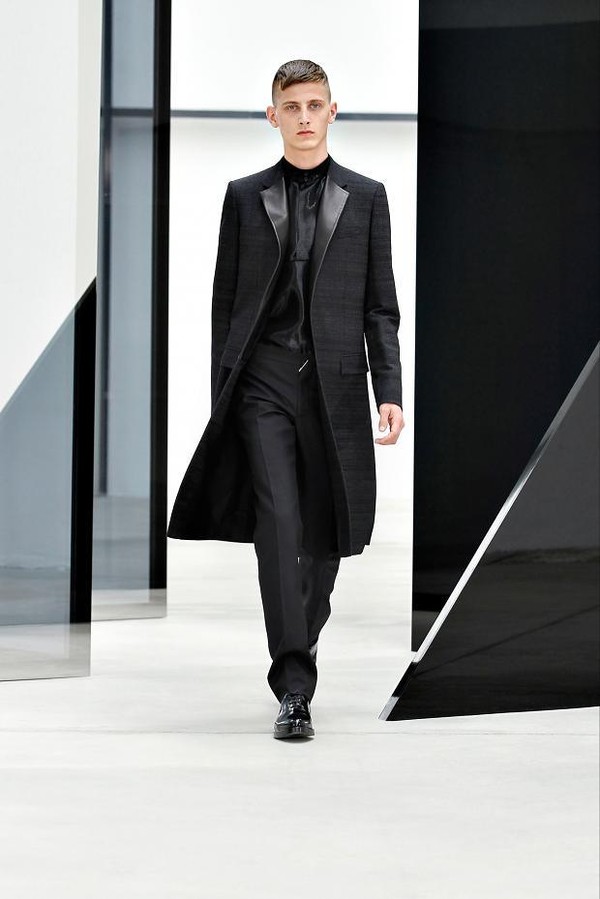 Louis Vuitton, Valentino“chào sân” tại tuần thời trang Paris 12