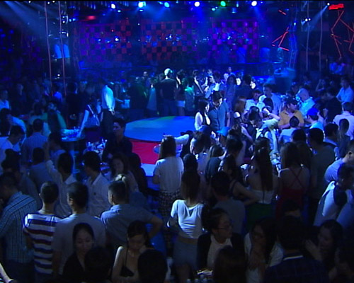 Đột kích club giữa Sài Gòn, 500 khách tháo chạy