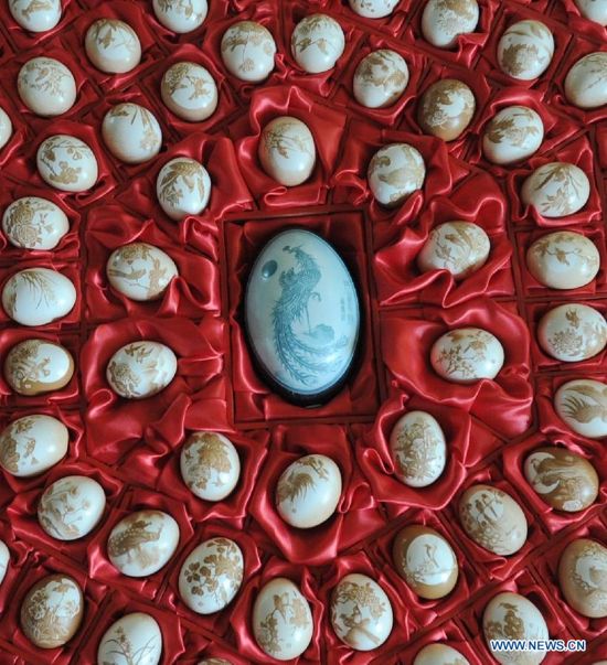 Nghệ sĩ không chuyên điêu khắc thủ công trên vỏ trứng