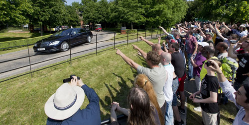 Biểu tình phản đối Hội nghị Bilderberg 2013 trước khách sạn Grove - d