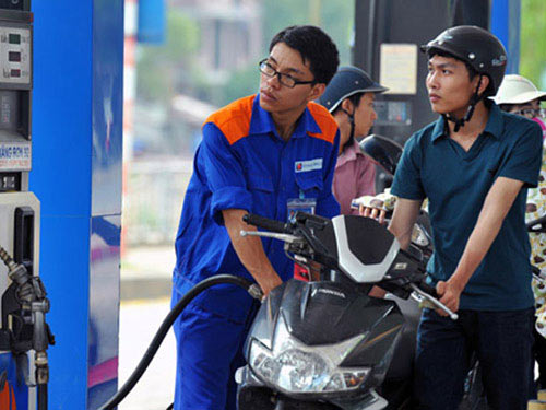 Trong khi giá xăng dầu thế giới giảm từ 1 - 6% thì chỉ trong vòng 1 tháng, giá xăng dầu ở Việt Nam tăng kỷ lục 2 lần