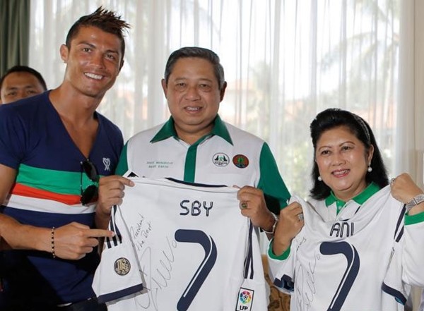 Ronaldo kết bạn với... tổng thống Indonesia 1