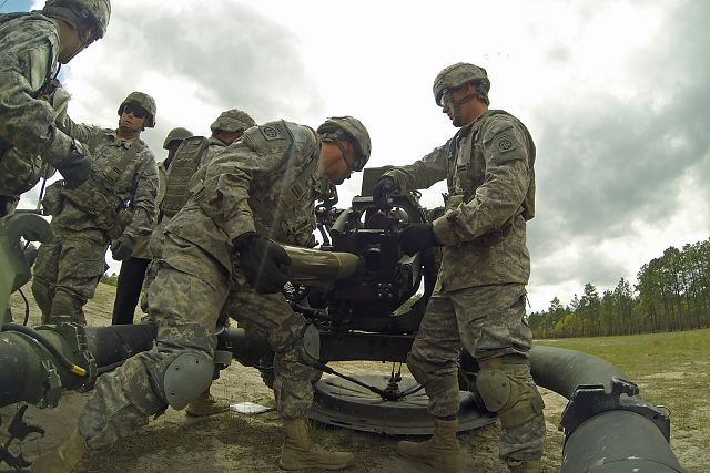 Các binh sĩ nạp đạn cho pháo M119A3 tại Fort Bragg, California