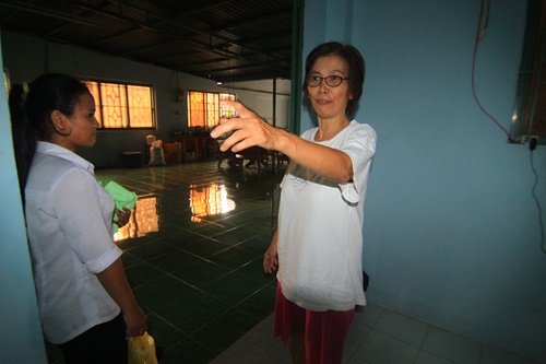 
	Cô Nguyễn Thị Huệ đang hướng dẫn một sĩ tử vừa về nhà mình ở.