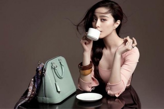 Trong ảnh quảng cáo là hoa đán Phạm Băng Băng ngồi uống trà, bên cạnh là chiếc túi xách trơn màu, không có logo LV hoặc in họa tiết monogram đặc trưng của Louis Vuitton. 