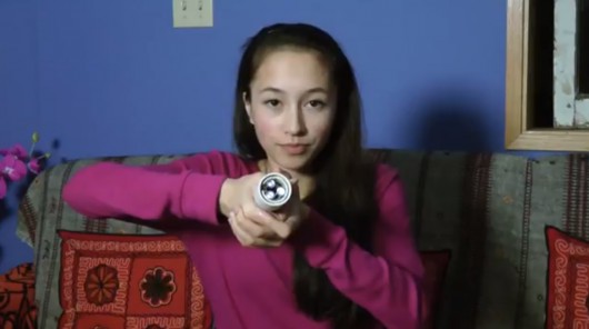  Nữ sinh Canada tạo ra đèn pin chạy bằng thân nhiệt