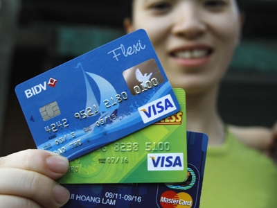 Thẻ tín dụng nhiều tiện ích trong thanh toán nhưng phải cẩn trọng khi sử dụng. Ảnh: Ngọc châu