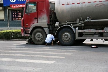 Trung Quốc: Người phụ nữ kẹt dưới gầm xe cầu xin tài xế ‘tha chết’