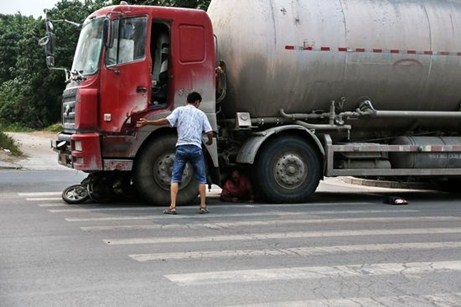 Trung Quốc: Người phụ nữ kẹt dưới gầm xe cầu xin tài xế ‘tha chết’