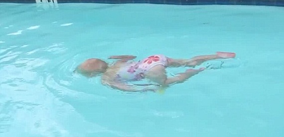 Bé gái 16 tháng tuổi bơi cực đỉnh.