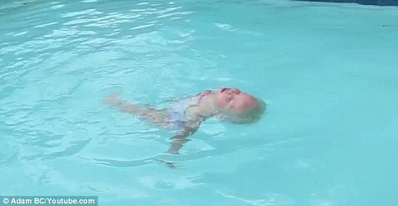 Bé gái 16 tháng tuổi bơi cực đỉnh.