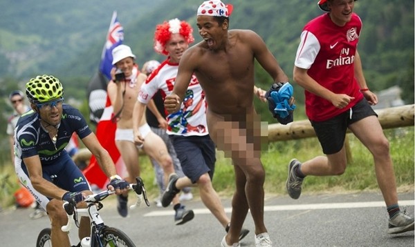 Khoe ngực, hóa trang, mặc bikini và những trò nghịch ngợm tại Tour de France 1