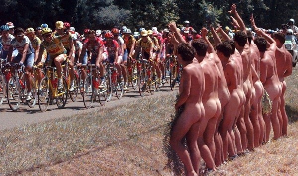 Khoe ngực, hóa trang, mặc bikini và những trò nghịch ngợm tại Tour de France 2