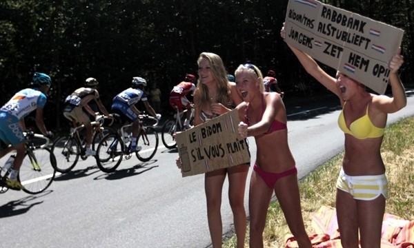Khoe ngực, hóa trang, mặc bikini và những trò nghịch ngợm tại Tour de France 4