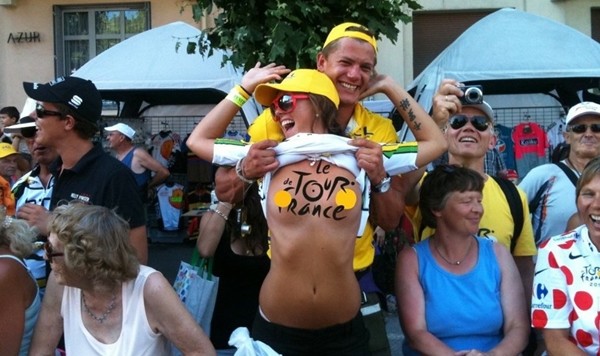Khoe ngực, hóa trang, mặc bikini và những trò nghịch ngợm tại Tour de France 7
