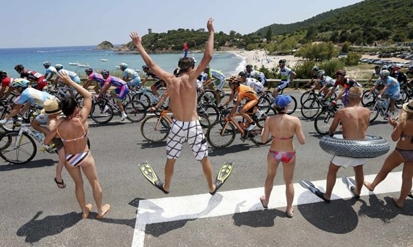 Khoe ngực, hóa trang, mặc bikini và những trò nghịch ngợm tại Tour de France 8