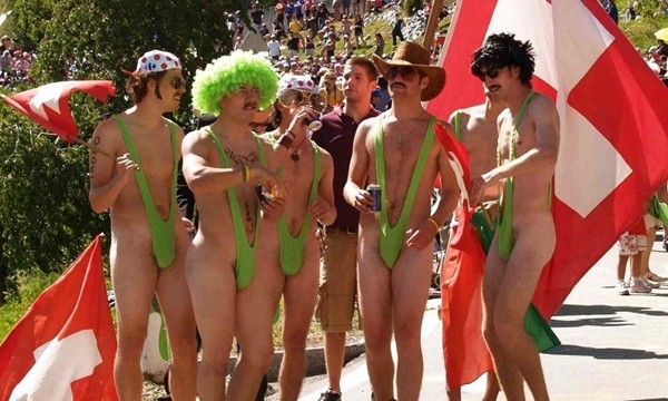 Khoe ngực, hóa trang, mặc bikini và những trò nghịch ngợm tại Tour de France 9