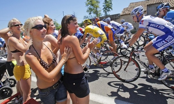Khoe ngực, hóa trang, mặc bikini và những trò nghịch ngợm tại Tour de France 10