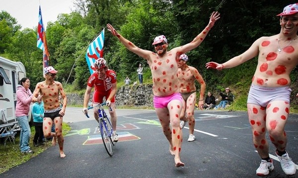 Khoe ngực, hóa trang, mặc bikini và những trò nghịch ngợm tại Tour de France 11