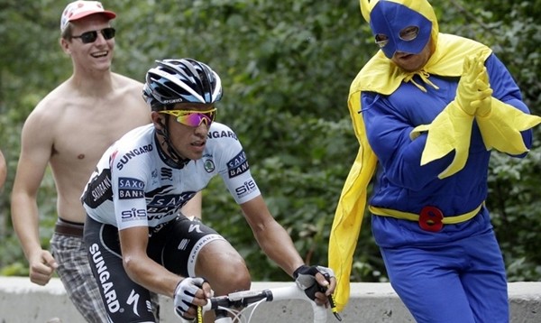 Khoe ngực, hóa trang, mặc bikini và những trò nghịch ngợm tại Tour de France 12