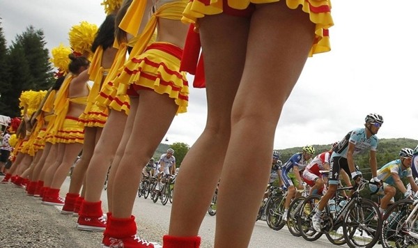 Khoe ngực, hóa trang, mặc bikini và những trò nghịch ngợm tại Tour de France 15