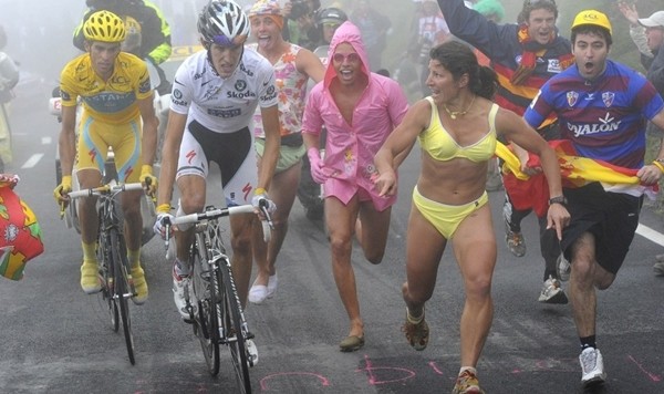Khoe ngực, hóa trang, mặc bikini và những trò nghịch ngợm tại Tour de France 19