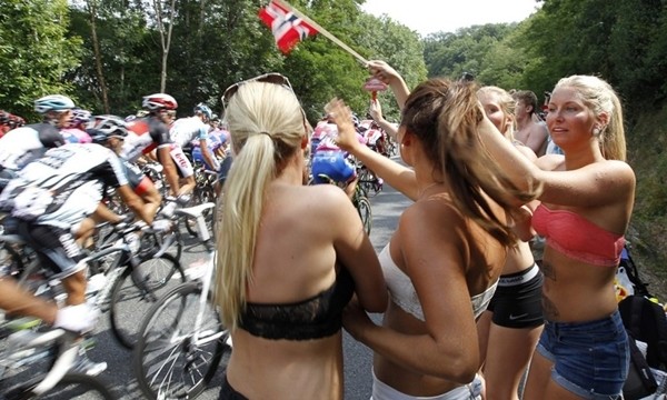 Khoe ngực, hóa trang, mặc bikini và những trò nghịch ngợm tại Tour de France 21