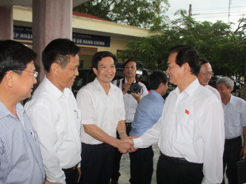 Thủ tướng Nguyễn Tấn Dũng trò chuyện với cử tri tại buổi tiếp xúc