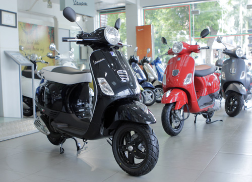 Vespa LT 3V bất ngờ xuất hiện tại đại lý