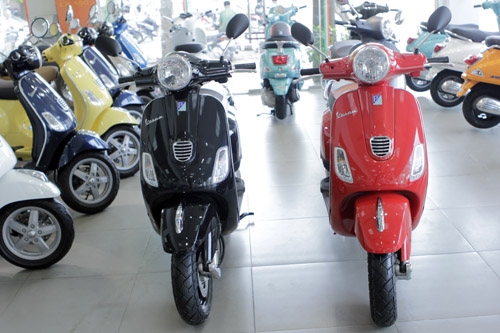 Vespa LT 3V bất ngờ xuất hiện tại đại lý