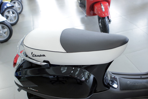 Vespa LT 3V bất ngờ xuất hiện tại đại lý