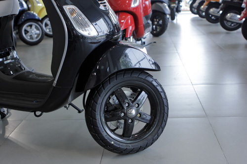 Vespa LT 3V bất ngờ xuất hiện tại đại lý