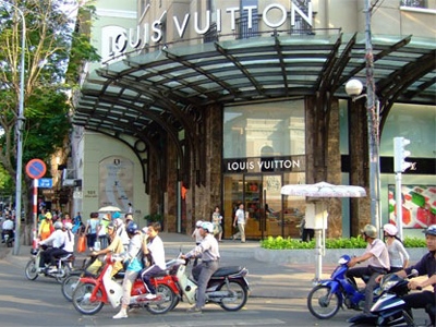 Bên ngoài một cửa hiệu Louis Vuitton ở Tp.HCM