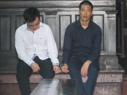 
	Bị cáo Tuấn và Toàn tại phiên tòa.