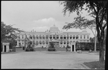 
	Dinh Toàn quyền ở Sài Gòn, 1896. Công trình này đã bị hai phi công chế độ Sài Gòn ném bom phá hủy năm 1962, được xây dựng lại và khánh thành năm 1966 (lúc này gọi là Dinh Độc Lập), sau năm 1975 thì đổi tên thành Hội trường Thống Nhất.