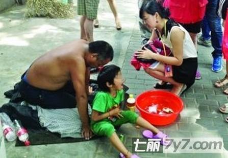	Ông Zhou và con gái ăn xin gần bến tàu điện ngầm trên đường phố Nam Kinh, tỉnh Giang Tô.