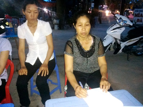 
	Bà Nguyễn Thị Hải (phải, mẹ nạn nhân Nguyễn Tuấn Anh) đưa đơn kêu cứu