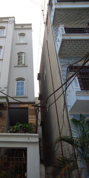 
	Ngôi nhà bị trộm đột nhập (trái) và nhà hàng xóm cách nhau chừng 1,2 mét