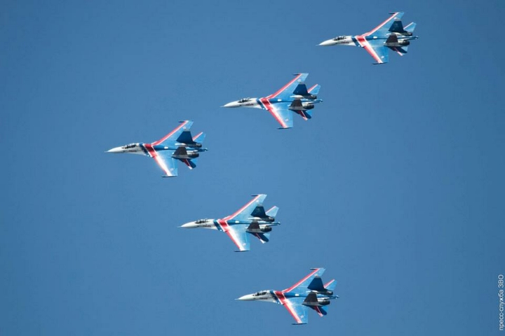 
	5 máy bay S-27 của phi đội Hiệp sĩ Nga tham gia trình diễn tại triển lãm hải quân quốc tế IMDS 2013
